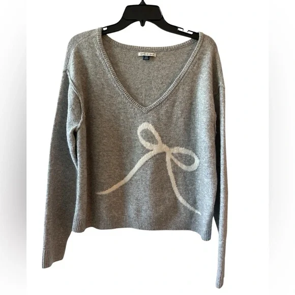 American Eagle Gray Bow Knit Sweater Size M • Long Sleeve Soft Pullover • Cute - Picture 6 of 6